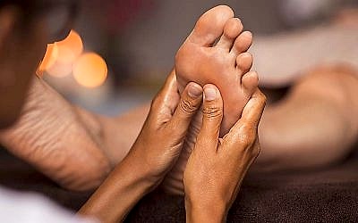 Masaje podal pies cansados